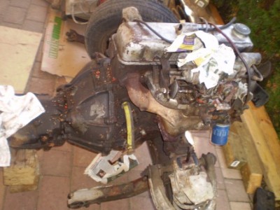 Motor in menjalnik zapacana od rje in olja.