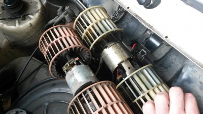 Če želiš enako orientirane lopatice moreš predelat vpetje motorčka, ker je kontra obrnjen.
