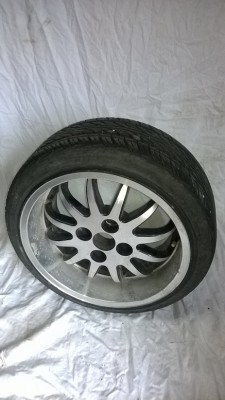 PRODANO!!! 130 EUR popraskani robovi z gumami 165/40/15