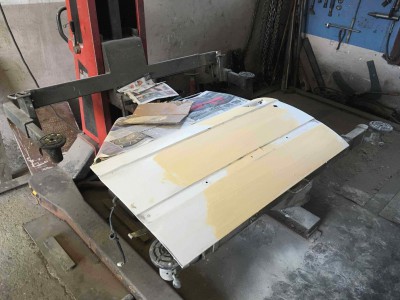 Nanesen kit na udarjena vrata, potem pa bloki in brušenje