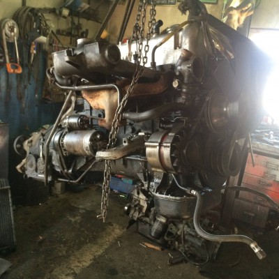Ta motor skupaj z menjalnikom je v avtu in deluje. Možen preizkus.