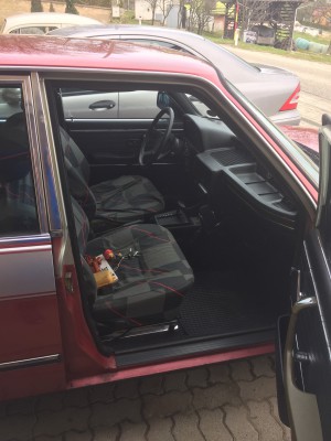 notranjost. Sedeži pod problekami kot novi. ventilacija ne dela oz. se začne kaditi iz rež za zrak.
