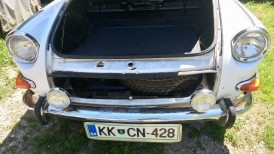 Predal za rezervno kolo, dvigalko in pumpo